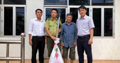 Người dân tự nguyện giao nộp 1 cá thể kỳ đà hoa nặng 5 kg