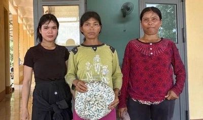Công an xã Ia Krêl giúp một phụ nữ đi lạc trở về an toàn với gia đình