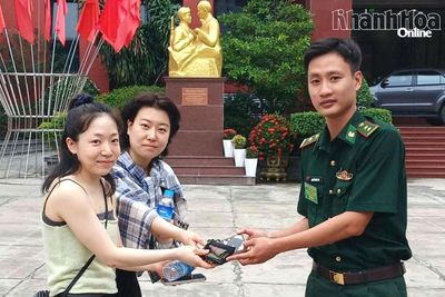 Thượng úy Biên phòng trao lại tài sản bị đánh rơi cho du khách Hàn Quốc