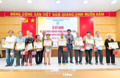 Phường Đông Ninh Hòa tổ chức mừng thọ, trao quà cho 402 người cao tuổi