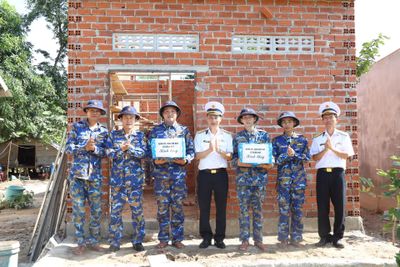 Thăm, động viên cán bộ, chiến sĩ xây dựng nhà cho con đẻ của người hoạt động kháng chiến bị nhiễm chất độc hóa học
