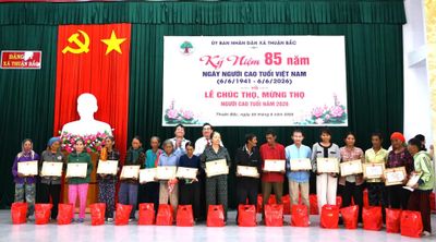 Xã Thuận Bắc mừng thọ cho 199 người cao tuổi