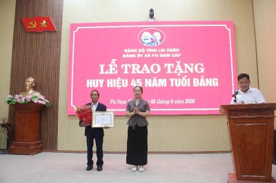 Trao tặng Huy hiệu 45 năm tuổi Đảng cho đảng viên