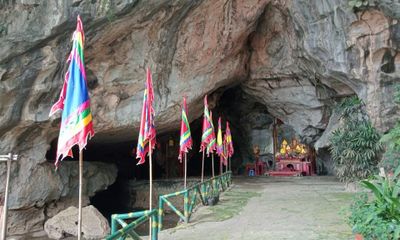 Bia khóc cha trên vách động Nhị Thanh