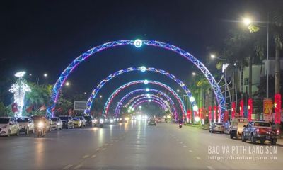 Hoàn thành hệ thống đèn trang trí tuyến Hùng Vương