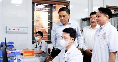 Đồng chí Hoàng Giang – Phó Bí thư Thường trực Tỉnh ủy, Chủ tịch Hội đồng Nhân dân tỉnh kiểm tra công tác khám sức khỏe định kỳ cho người dân tại xã Mậu A