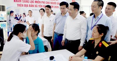 Chủ tịch UBND tỉnh Nguyễn Tuấn Anh kiểm tra công tác khám sức khỏe định kỳ, khám sàng lọc miễn phí cho Nhân dân tại xã Yên Bình