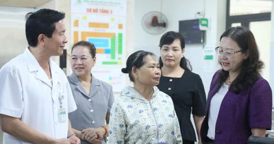 Đồng chí Giàng Thị Dung - Phó Bí thư Tỉnh ủy, Trưởng đoàn Đại biểu Quốc hội tỉnh kiểm tra công tác khám sức khỏe định kỳ tại phường Cam Đường