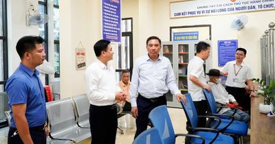 Phó Bí thư Thường trực Tỉnh ủy Hoàng Giang kiểm tra hoạt động của Trung tâm Dịch vụ hành chính công xã Mậu A