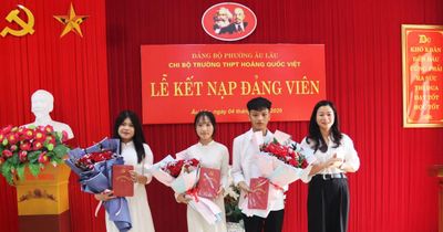Trường THPT Hoàng Quốc Việt kết nạp 3 đảng viên là học sinh đầu tiên trong lịch sử nhà trường