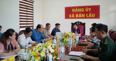 Đồng chí Giàng Thị Dung - Phó Bí thư Tỉnh ủy, Trưởng đoàn Đại biểu Quốc hội tỉnh làm việc tại xã Bản Lầu