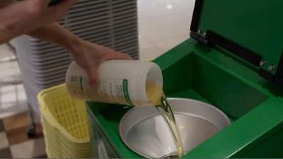 Nhật Bản thu gom dầu ăn đã qua sử dụng để sản xuất nhiên liệu máy bay