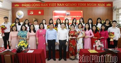 Kết nạp Đảng cho 21 học sinh trường THPT Chuyên Hoàng Văn Thụ