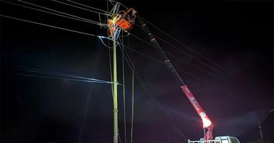 Điện lực Mai Châu xuyên đêm khắc phục sự cố sau giông lốc