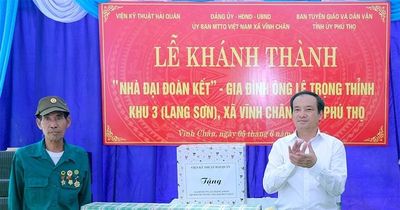 Bàn giao nhà Đại đoàn kết cho hộ cận nghèo xã Vĩnh Chân