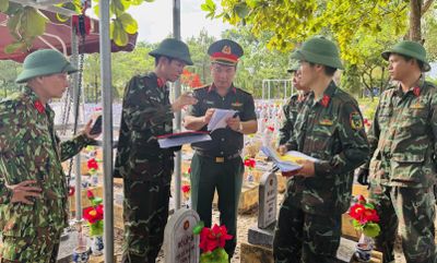 Lấy mẫu phẩm hài cốt liệt sĩ chưa xác định thông tin tại Nghĩa trang liệt sĩ quốc gia Đường 9