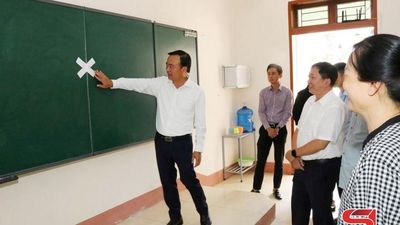 Đồng chí Phó Chủ tịch Thường trực UBND tỉnh kiểm tra công tác chuẩn bị Kỳ thi tốt nghiệp THPT tại Yên Châu