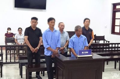 5 bị cáo lĩnh án treo về tội đánh bạc