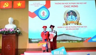 Trường Đại học Sư phạm trao bằng cho 5 tiến sĩ và 289 thạc sĩ