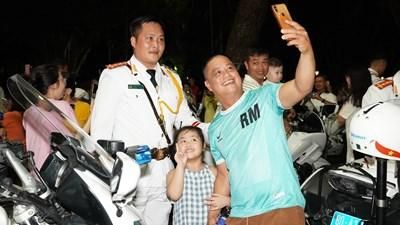 Lực lượng mô tô dẫn đoàn và Cảnh sát cơ động Kỵ binh gây ấn tượng trên các tuyến phố