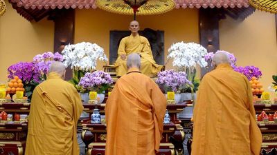 Trang nghiêm Lễ tưởng niệm Bồ-tát Thích Quảng Đức tại bảo tháp Đa Bảo trong khuôn viên Việt Nam Quốc Tự