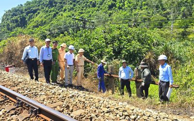 Huế: Cận cảnh rào đóng lối đi tự mở nguy hiểm qua tuyến đường sắt Bắc - Nam