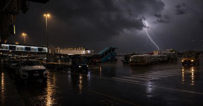 Mưa dông cực đoan tại Nội Bài khiến nhiều chuyến bay phải bay chờ, chuyển hướng