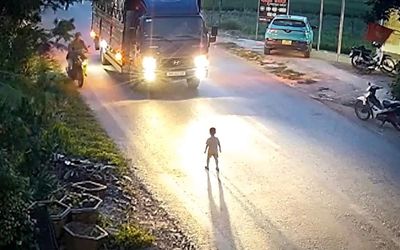 Thót tim cảnh bé trai chạy thẳng ra đầu xe tải giữa quốc lộ