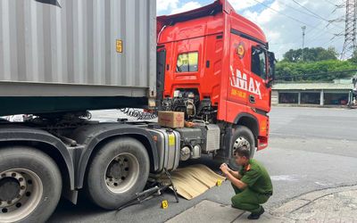 TP.HCM: Xe container chạy vào đường cấm, va chạm xe đạp, nam thanh niên tử vong tại chỗ