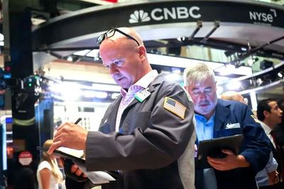 Dow Jones lập kỷ lục mới, cổ phiếu AI kéo Nasdaq đi xuống