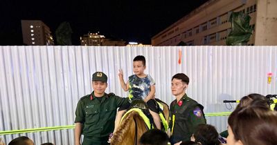Hàng ngàn người dân Huế thích thú xem Cảnh sát cơ động kỵ binh và Đội mô tô biểu diễn