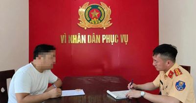 Xử phạt tài xế vừa điều khiển ô tô vừa cầm micro hát