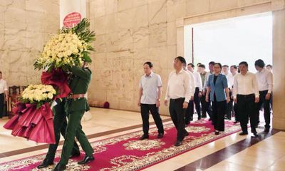 Phó Thủ tướng Chính phủ Lê Tiến Châu dâng hương, dâng hoa Đền thờ Chủ tịch Hồ Chí Minh tại Khu di tích Quốc gia đặc biệt Pác Bó