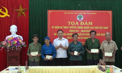 Đoàn công tác của tỉnh thăm, tặng quà người cao tuổi có hoàn cảnh khó khăn tại xã Nam Tuấn