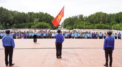 Cựu cán bộ Đoàn tham gia lễ chào cờ tại Đất Mũi