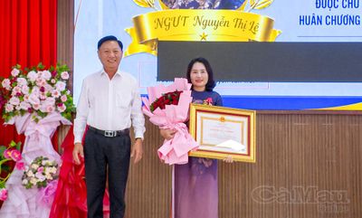 Nhà giáo Ưu tú Nguyễn Thị Lệ được tặng thưởng Huân chương Lao động hạng Ba