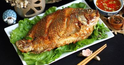 Rán cá đừng thả ngay vào chảo: Xoa thêm thứ này cá giòn rụm, không bắn dầu và không sát chảo