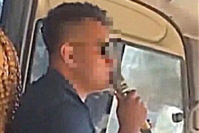 Tài xế vừa lái xe khách vừa hát karaoke bị phạt gần 6 triệu đồng