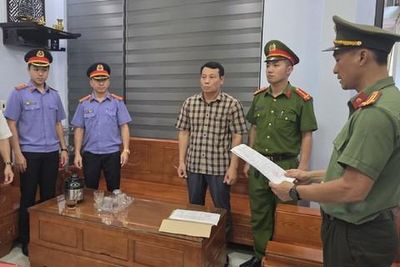 Bắt giam hiệu trưởng ép nhiều giáo viên đưa tiền để được nhận vào dạy học