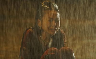 Siêu mẫu Thanh Hằng ngồi bệt vỉa hè, khóc nức nở dưới mưa lúc 4h sáng