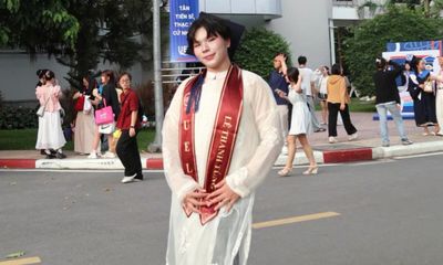 Màn nhận bằng 'không giống ai' của cử nhân Luật khiến cả khán phòng bùng nổ