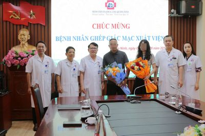 Lần đầu nhìn rõ người thân sau gần 30 năm mờ đục, cô gái vỡ òa