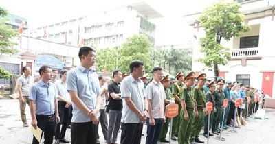 Phường Khương Đình ra quân tổng vệ sinh môi trường đường Vành đai 2,5