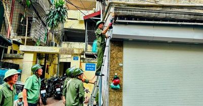 Phường Hoàng Mai giải tỏa 'chợ cóc, chợ tạm' tại ngõ 240 Tân Mai