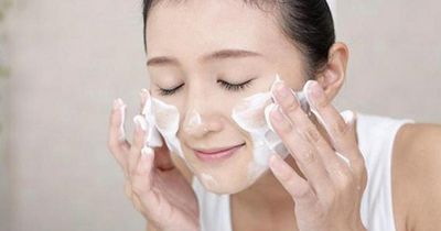 Vì sao dùng sữa rửa mặt có thể khiến da trông sáng hơn?