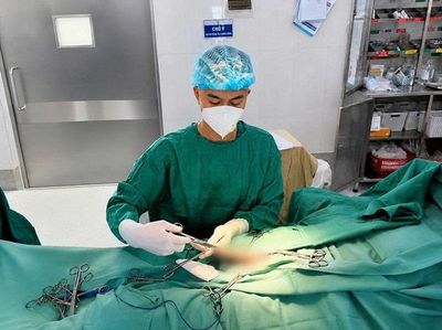 Cụ ông 74 tuổi mệt mỏi khi có 'rổ sỏi' lạo xạo trong bao quy đầu