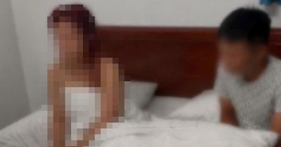 Kiểm tra nhà nghỉ, phát hiện 2 đôi nam nữ đang mua bán dâm
