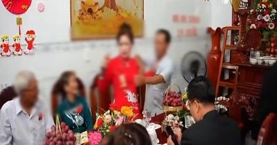 Mẹ chú rể phát biểu đòi vàng mừng cưới trước quan viên hai họ mặc cho người khác can ngăn