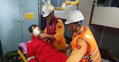 Kịp thời cứu nạn khẩn cấp thuyền viên nước ngoài bị tai nạn trên vùng biển Khánh Hòa
