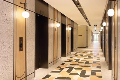 Thang máy chung cư: niềm riêng chốn chung